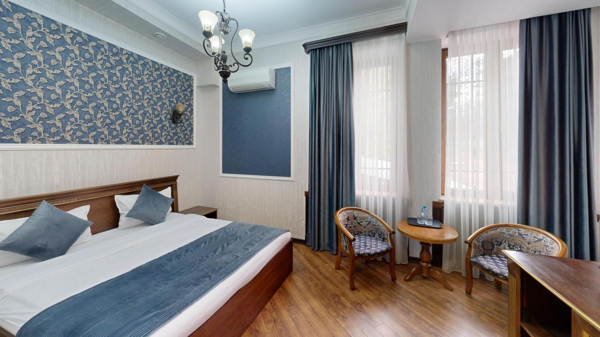 Royal Renaissance Hotel Ереван Экстерьер фото